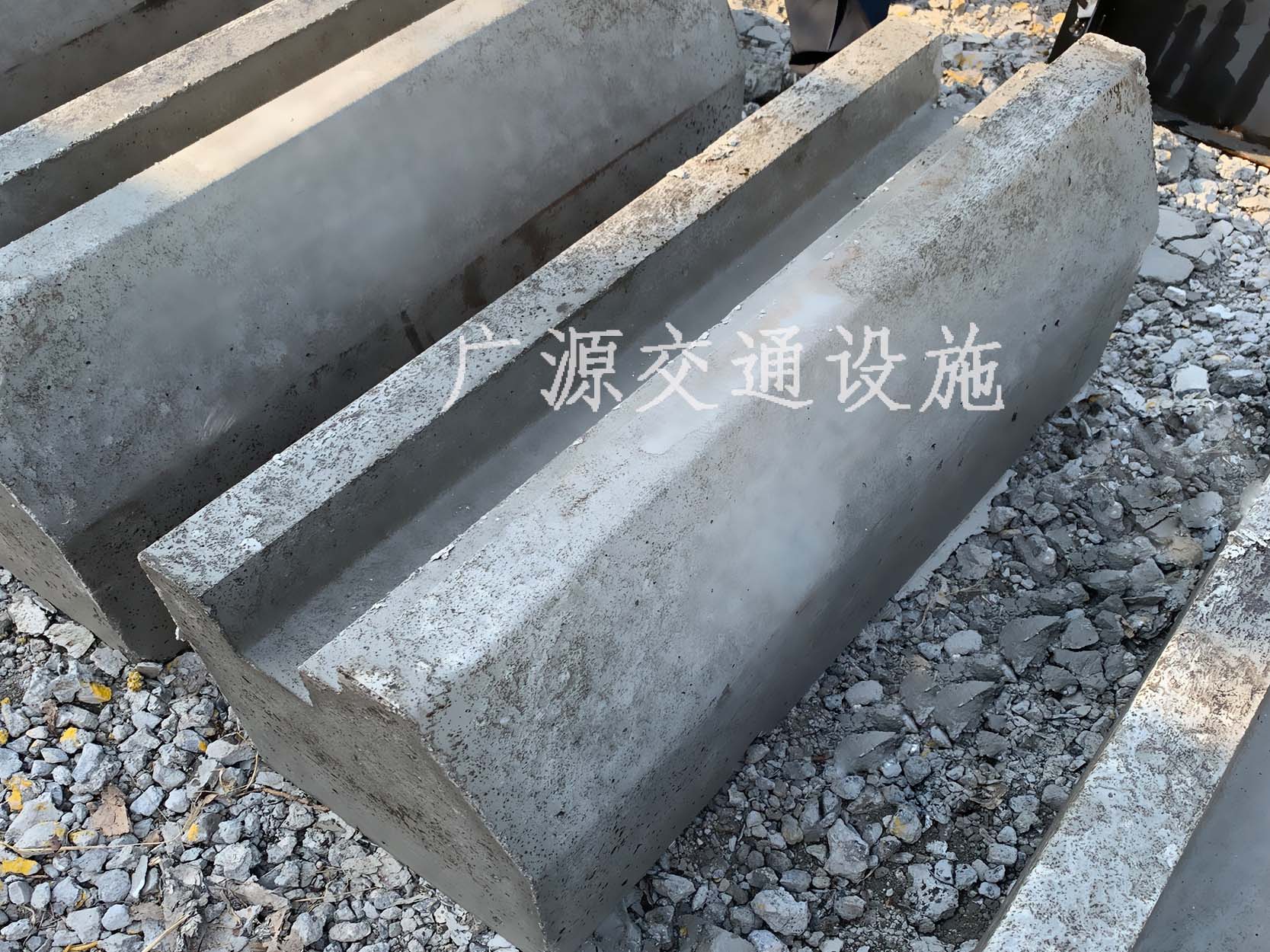 装配水泥隔离墩
